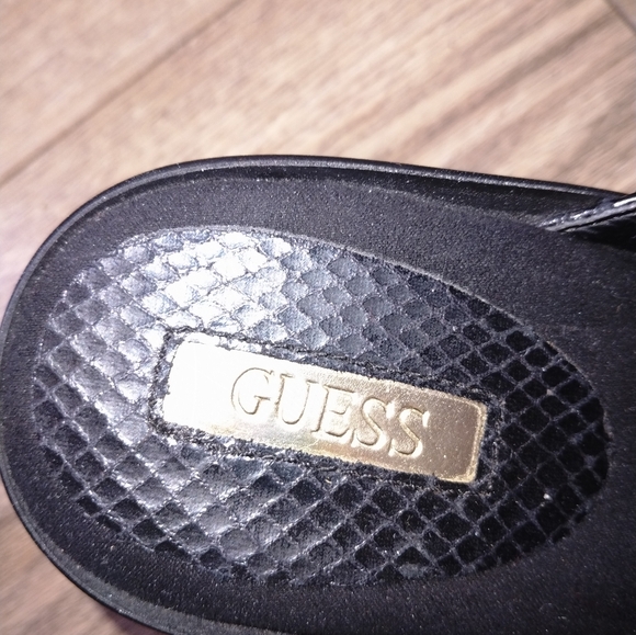 💥CLOSING Nov.1 SALE 💥 GUESS women's sandals with gold hardware - Picture 6 of 10